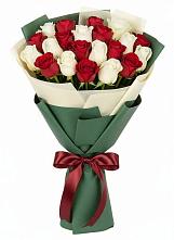 Букет Микс из красных и белых роз в Верхнестепном