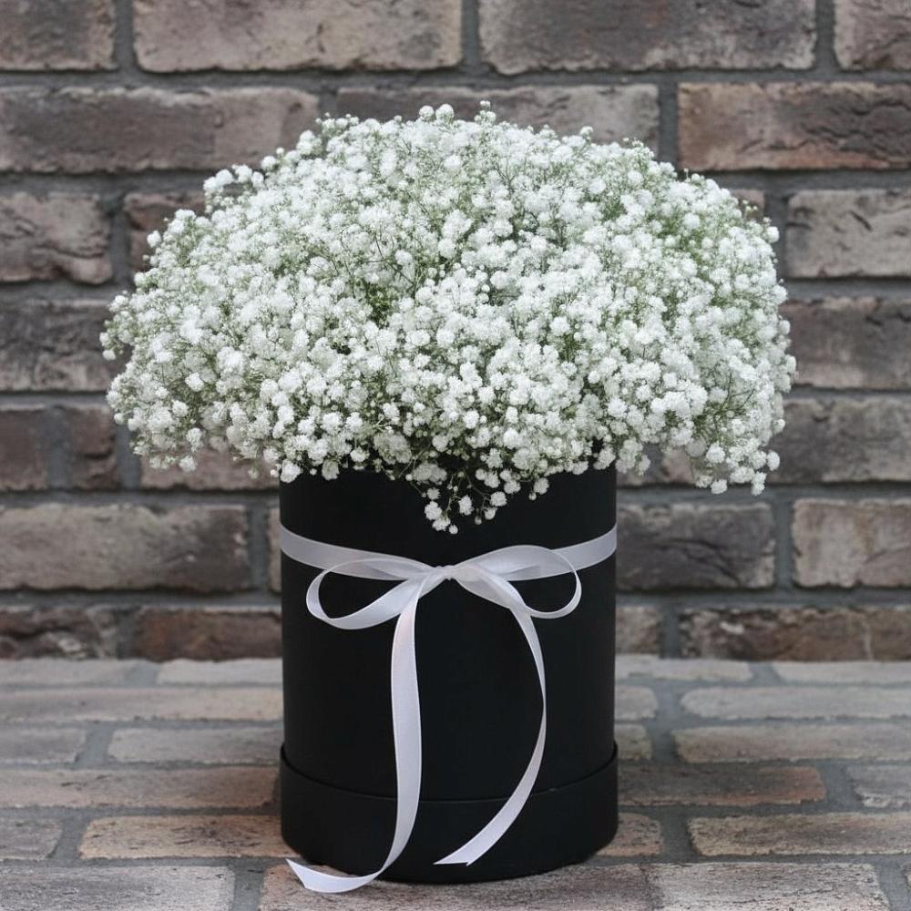 Цветочная композиция из Гипсофила в шляпной коробке в Верхнестепном