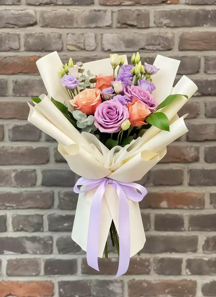 Букет цветов из: Лизиантусы и Розы в Верхнестепном