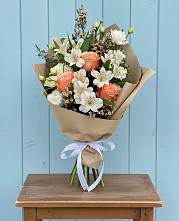 Букет цветов из:  Альстромерии, Лизиантусы, Розы и Хризантемы в Верхнестепном