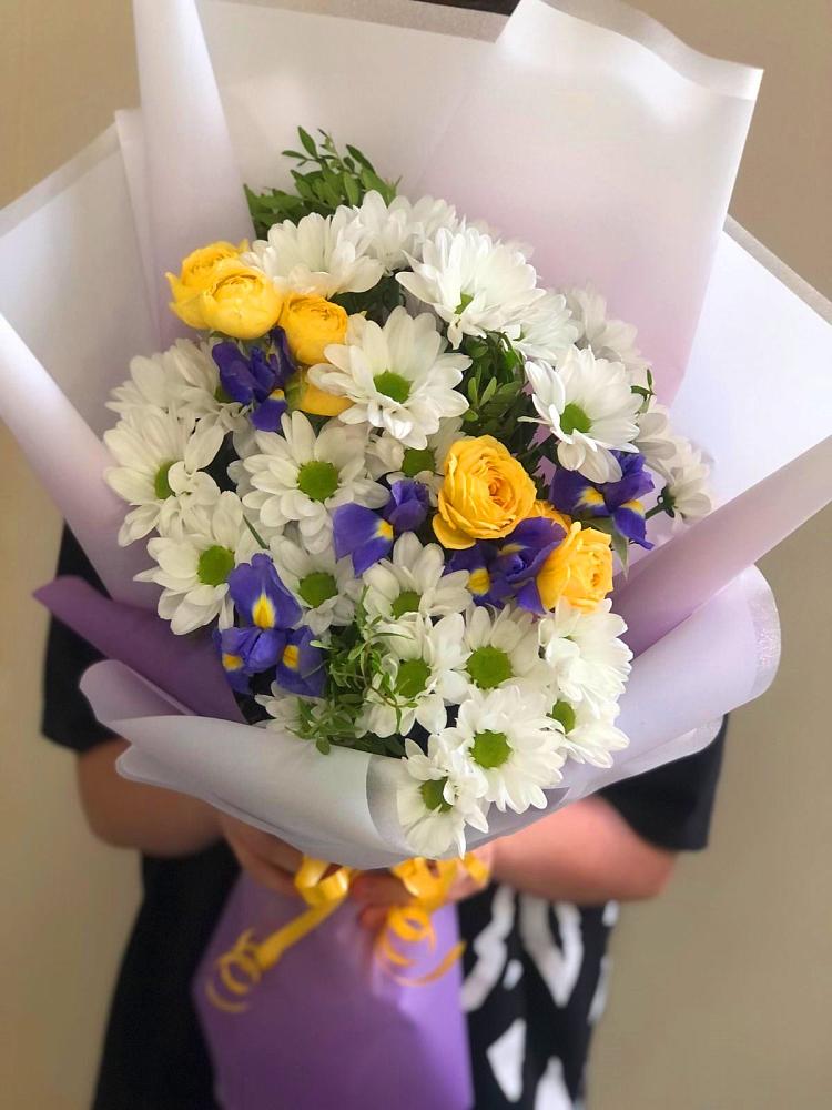 Букет цветов из: Ирисы, Хризантемы и Розы в Верхнестепном