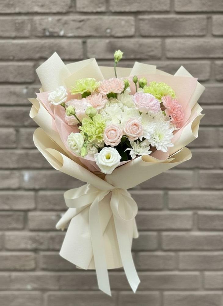 Букет цветов из: Гвоздики, Розы, Лизиантусы и Хризантемы в Верхнестепном