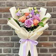 Букет цветов из:  Лизиантусы и Розы в Верхнестепном