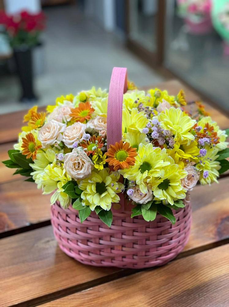 Цветочная композиция из Хризантемы и Розы в корзине в Верхнестепном