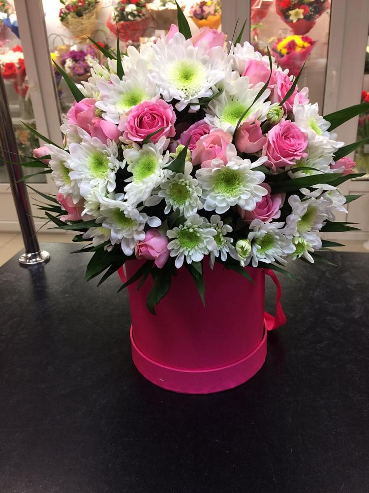 Цветочная композиция из Розы и Хризантемы в шляпной коробке в Верхнестепном