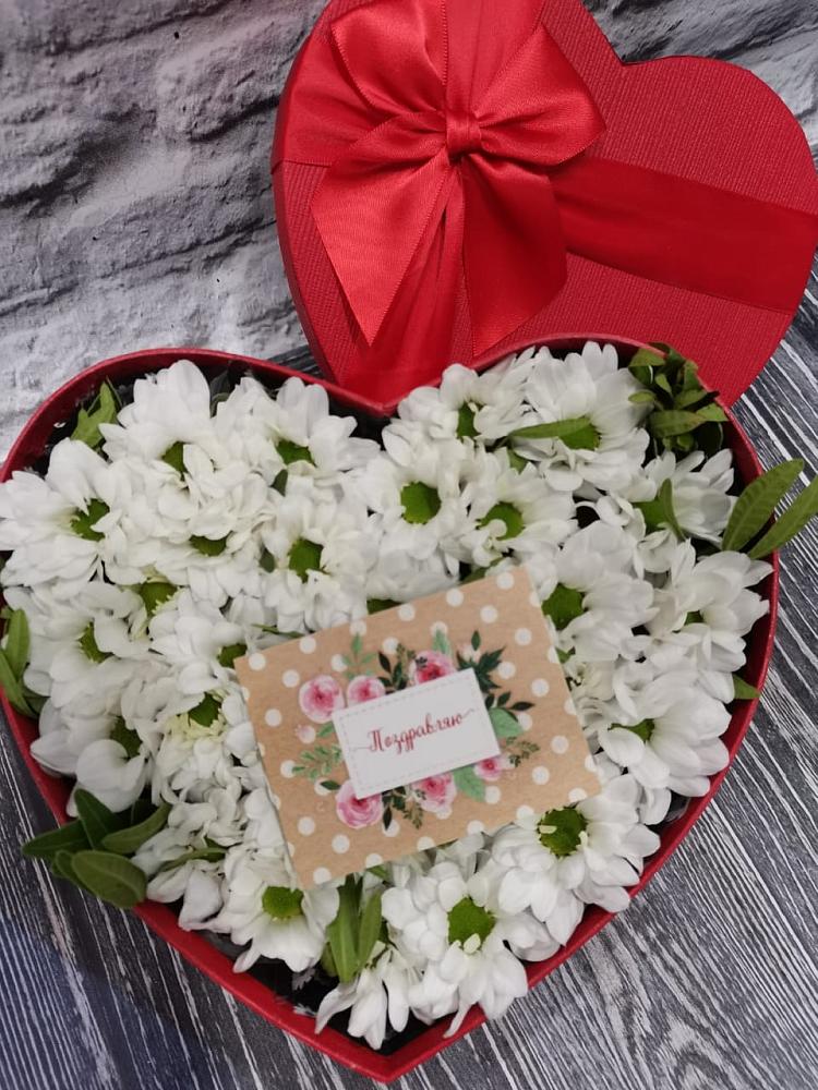 Цветочная композиция из Хризантемы в виде сердца в Верхнестепном