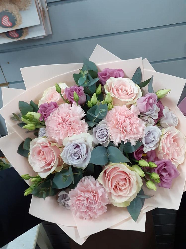 Букет цветов из: Розы, Гвоздики и Лизиантусы в Верхнестепном