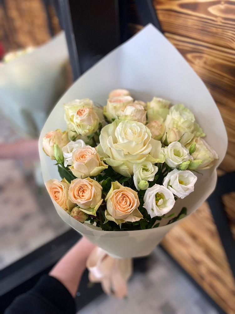 Букет цветов из: Розы и Лизиантусы в Верхнестепном